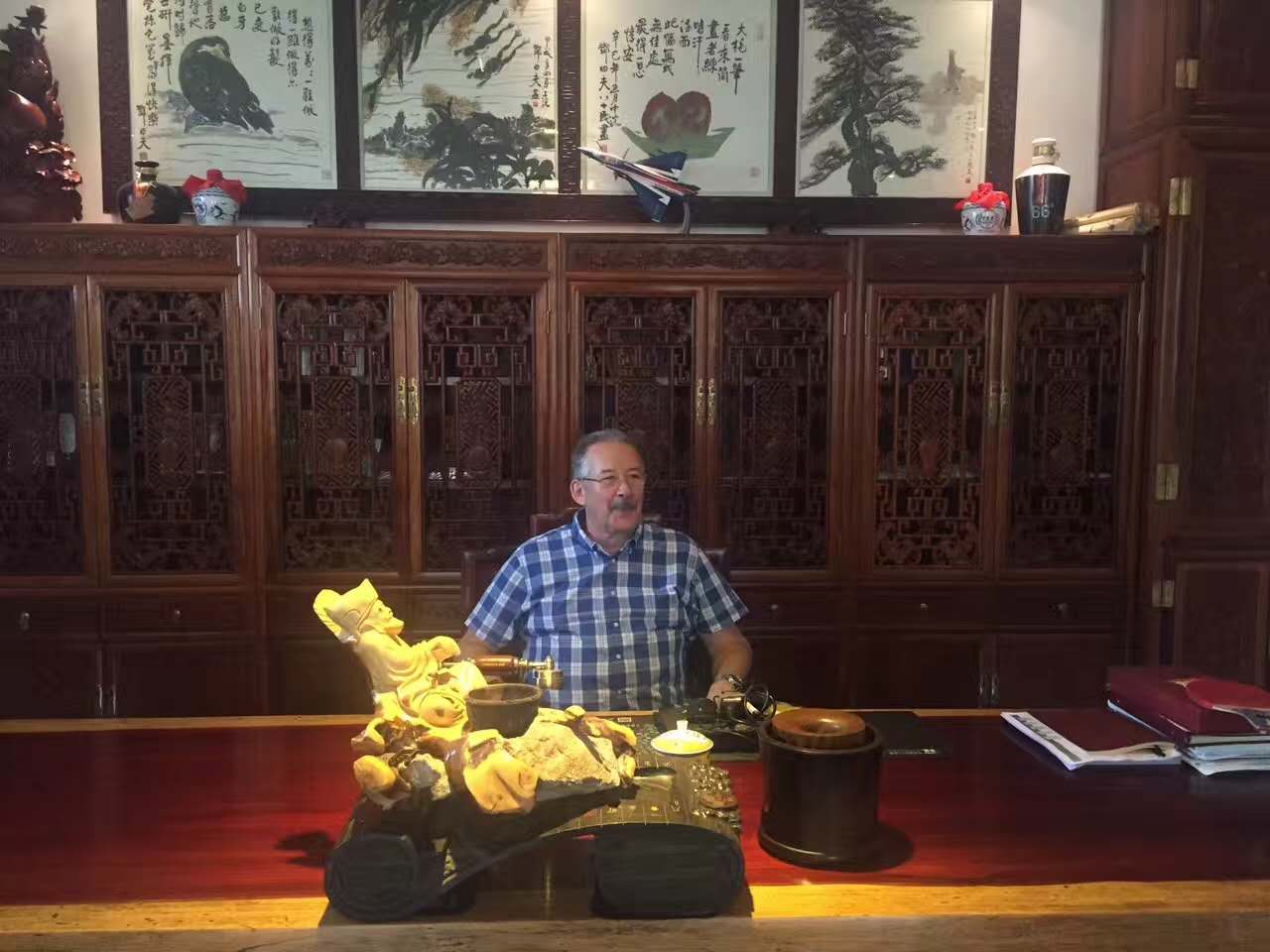 单位领导与瑞士客户检验设备